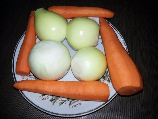 Очистим лук и морковь, тщательно промоем овощи
