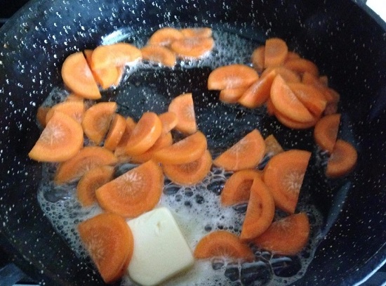 морковь обжариваем