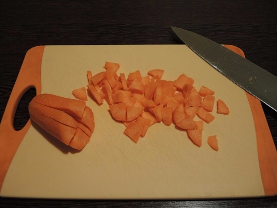 Морковь шинкуем меленькими кубиками