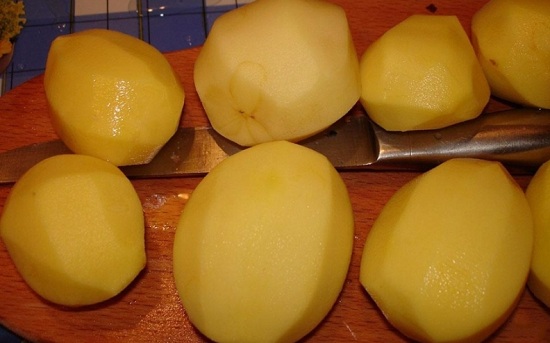 Картофельные корнеплоды чистим