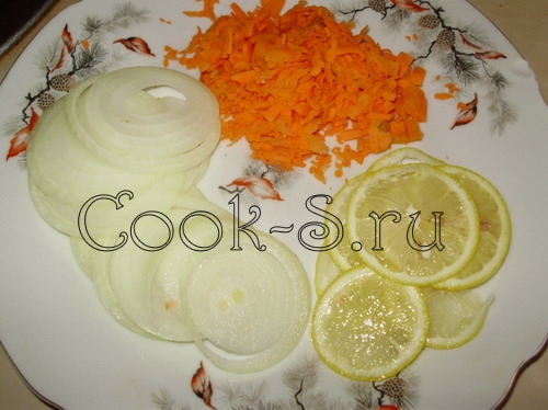 рыба под сливочным соусом - лук, морковь, лимон