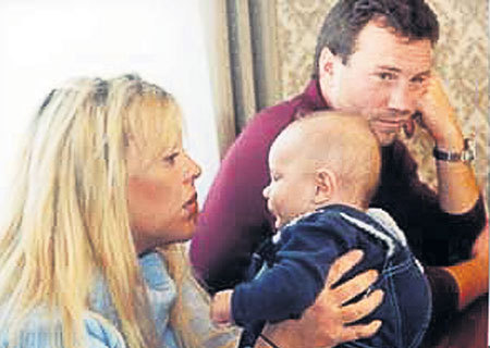 Дочь Фила Кэрипо с мужем Александром СЕЛИВАНОВЫМ и старшим сыном Дэлоном (2003 г.)