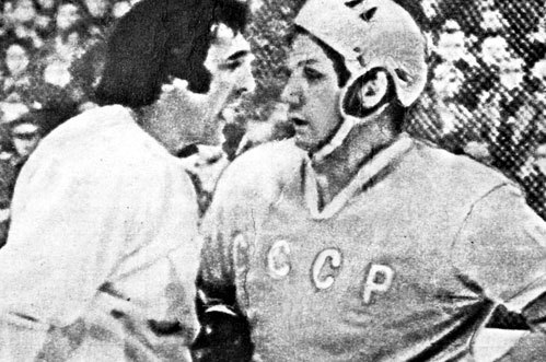 40 лет назад Фил ЭСПОЗИТО пытался запугать наших хоккеистов (справа - Александр РАГУЛИН), но получил достойный отпор...
