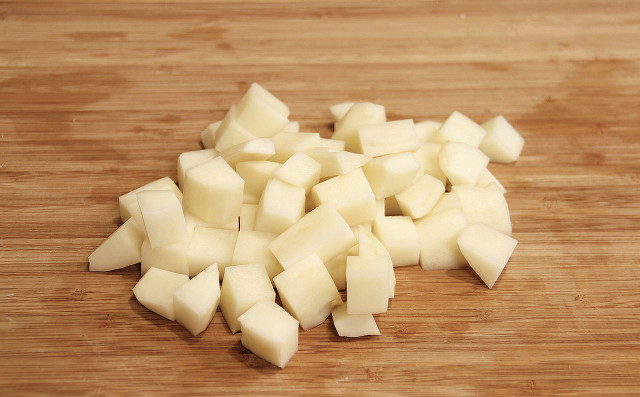 Картофель средним кубиком