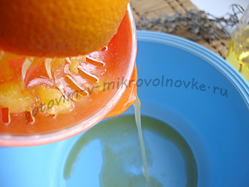 выдавить и вылить сок апельсина