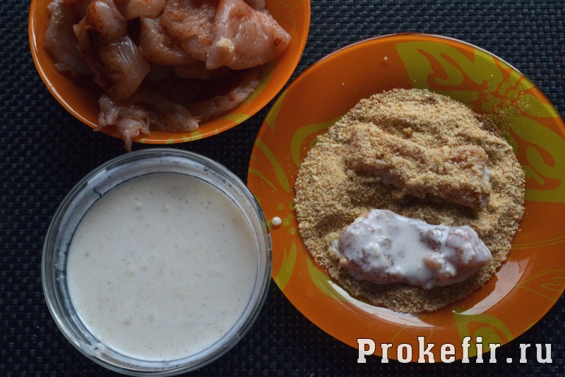 Филе куриной грудки в панировочных сухарях на сковороде в кефирном маринаде: фото 7