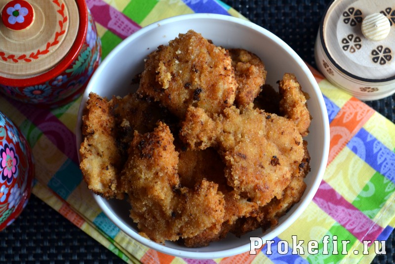 Филе куриной грудки в панировочных сухарях на сковороде в кефирном маринаде: фото 9