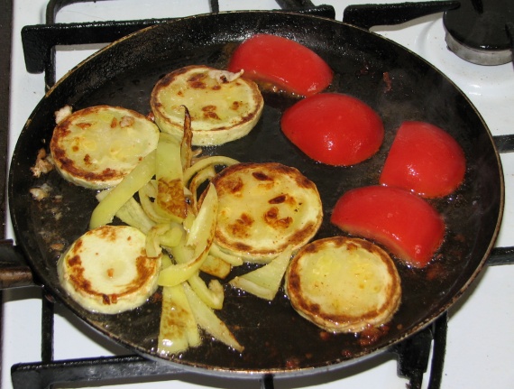 Рецепты: Филе судака, жареное под польским соусом с овощами