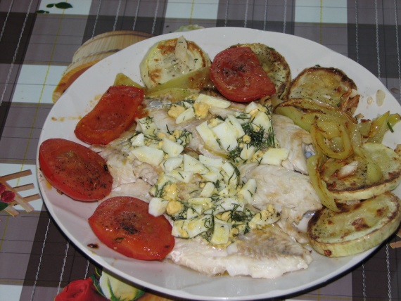 Рецепты: Филе судака, жареное под польским соусом с овощами