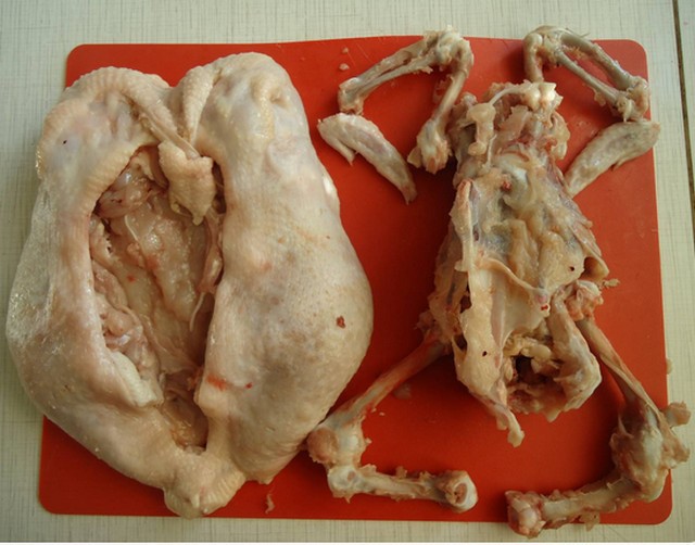 Отделить мясо курицы от костей
