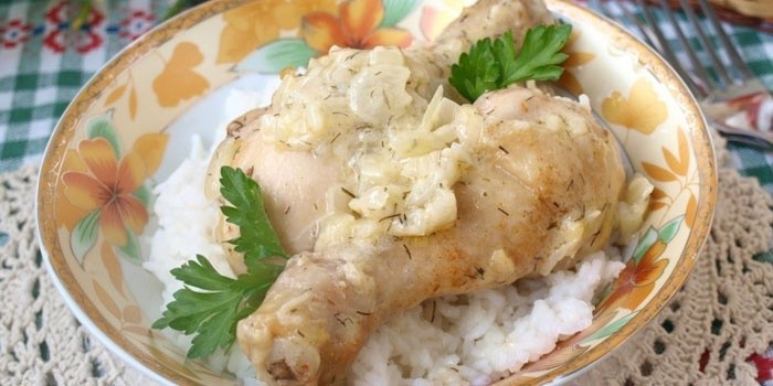 Куриные ножки в сметанном соусе с рисом