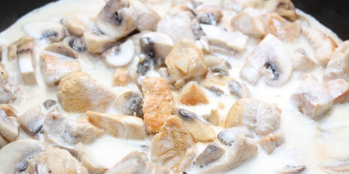 Кусочки куриного мяса с грибами в сливочно-чесночном соусе