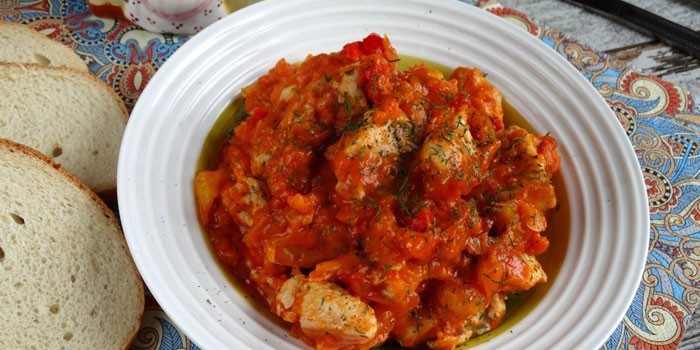 Гуляш из куриного мяса с овощами и томатной пастой