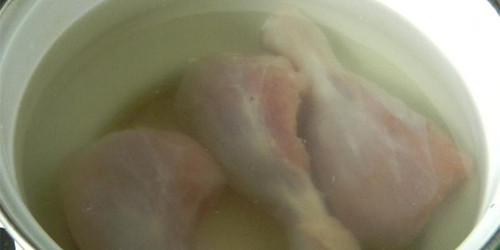 Куриные голени в кастрюле с водой