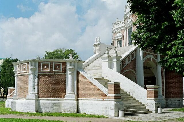 Церковь Покрова в Филях лестница