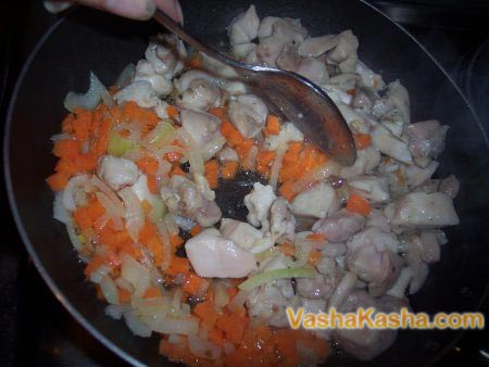 овощи и куриное филе на сковороде