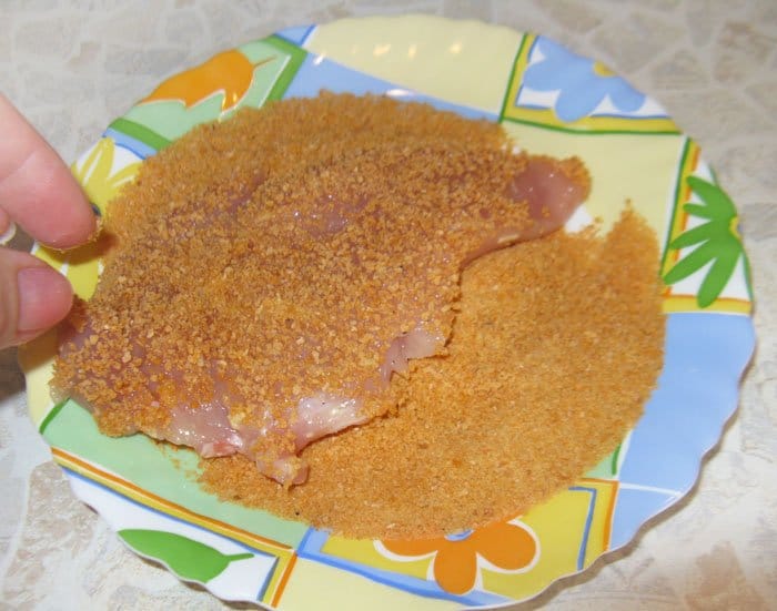 Фото рецепта - Жареная куриная отбивная по-милански с сыром - шаг 4