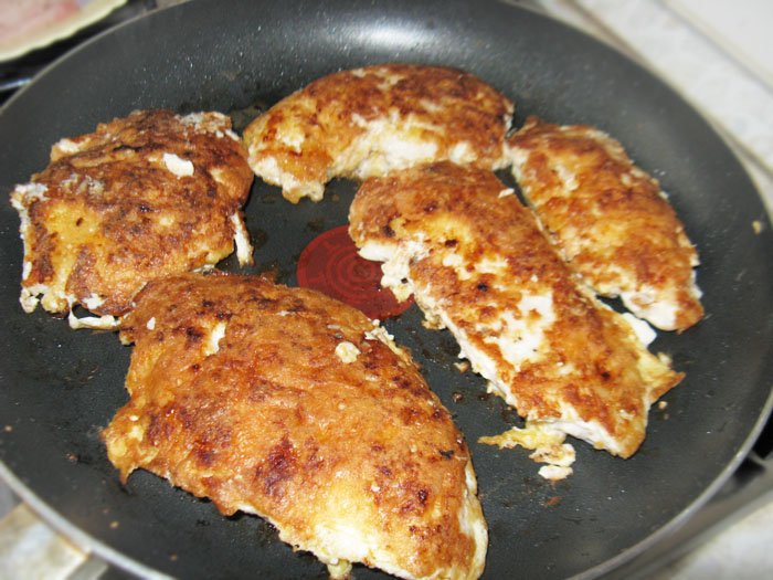 Фото рецепта - Жареная куриная отбивная по-милански с сыром - шаг 6