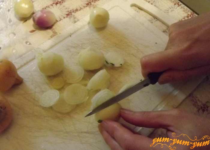 Репчатый лук для запекания с филе и овощами режем кольцами