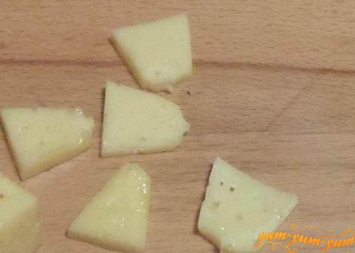 Твердый сыр натереть на терке или нарезать тонкими брусочками