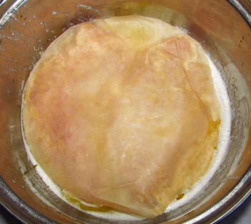 Куриное филе в масле накрытое бумагой для выпечки