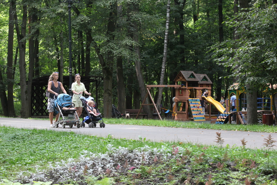 Прогулка с детьми в колясках и детская игровая площадка в Филевском парке