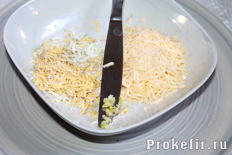 Палчики из куриного филе с сыром и яйцом в духовке: фото 3