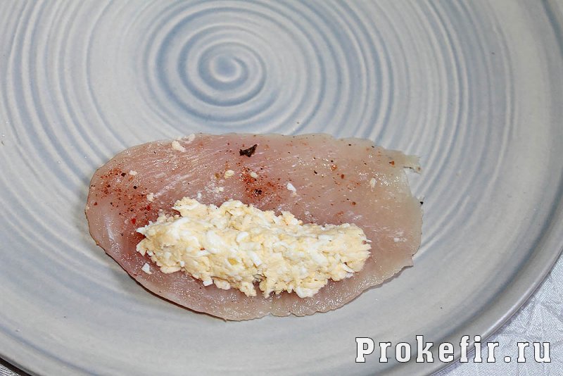 Палчики из куриного филе с сыром и яйцом в духовке: фото 7