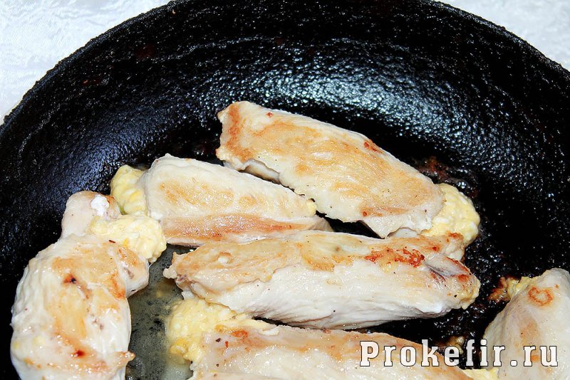 Палчики из куриного филе с сыром и яйцом в духовке: фото 9