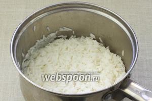 Рис хорошо промыть (пока вода не станет прозрачной), залить водой из расчёта 1:2, посолить и поставить на сильный огонь. Рис довести до кипения, уменьшить огонь и варить 6 минут. Затем отбросить рис на дуршлаг.