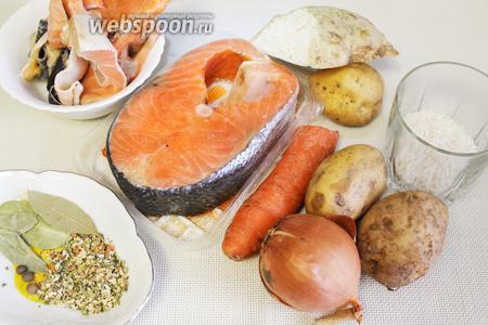 Для приготовления рыбного супа взять сёмгу, картофель, морковь, лук, сельдерей, рис, пряности.