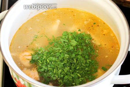 Добавить рыбу в суп, когда картофель сварится, довести до кипения. Плиту отключить и добавить мелко нарезанную зелень укропа и петрушки. Прикрыть крышкой минут на 10, чтобы суп напитался ароматом зелени. Приглашать к столу.