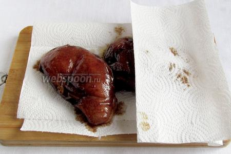 Утром филе достать из маринада, промокнуть насухо бумажными полотенцами. Не пугайтесь тёмного цвета, соевый соус конечно же окрашивает мясо.
