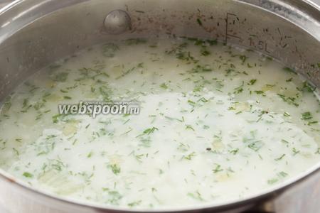 Продолжаем варить суп ещё 5 минут (до полного растворения сыра).