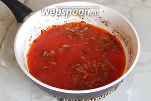 Сливаем масло — лишний жир нам ни к чему — и заливаем лук томатным соком. Если нет сока, можно развести томатную пасту или соус водой.