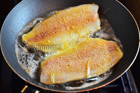 Обмакиваем рыбу в сухари и выкладываем обжариваться на сковороду с подсолнечным маслом. 