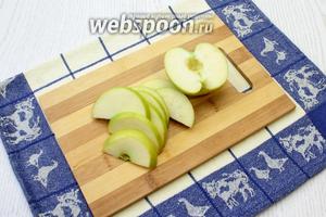 Чернослив промойте, а яблоко разрежьте дольками, толщиной около 0,5 см, удалив семена.