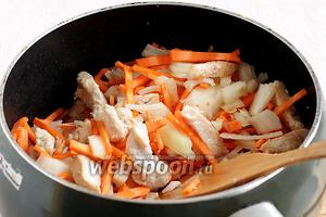 Добавить лук и морковь, жарить, помешивая, 10 минут. Посыпать специями, солью.