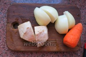 Нарезаем 1 луковицу крупно, 1 морковь и сельдерей чистим.