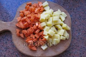 Нарезаем морковь и картофель.