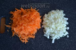 Подготовьте первым делом овощи. Морковь очистите и натрите на крупной тёрке. Лук нарежьте помельче (можно и покрупнее — дело вкуса!).