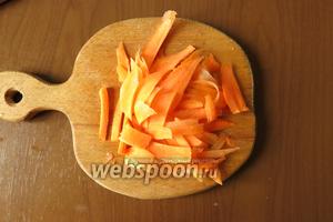 Готовим овощи — морковь нарезаем стружкой.