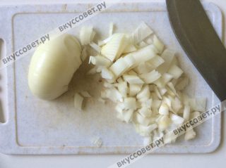 Репчатый лук чистим и мелко крошим половину луковицы