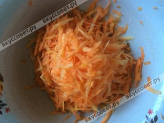 Морковь чистим и натираем на терке с крупными делениями
