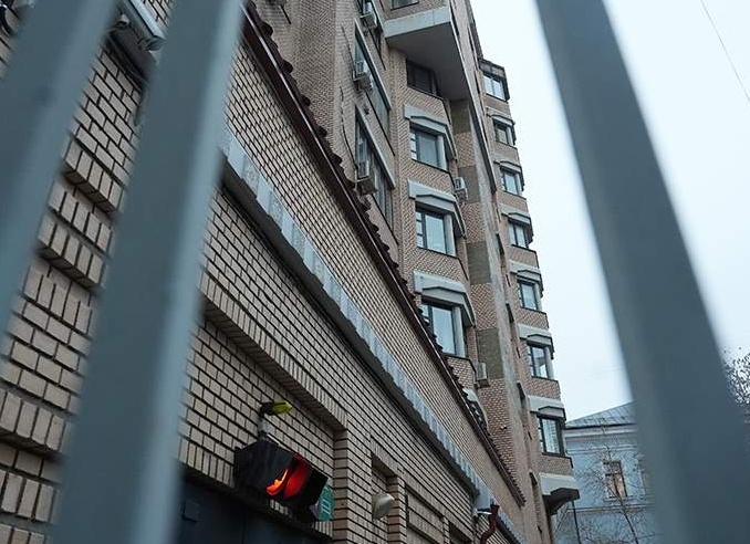 Охрана заблокировала доступ третьим лицам во двор бывшей квартиры Долиной